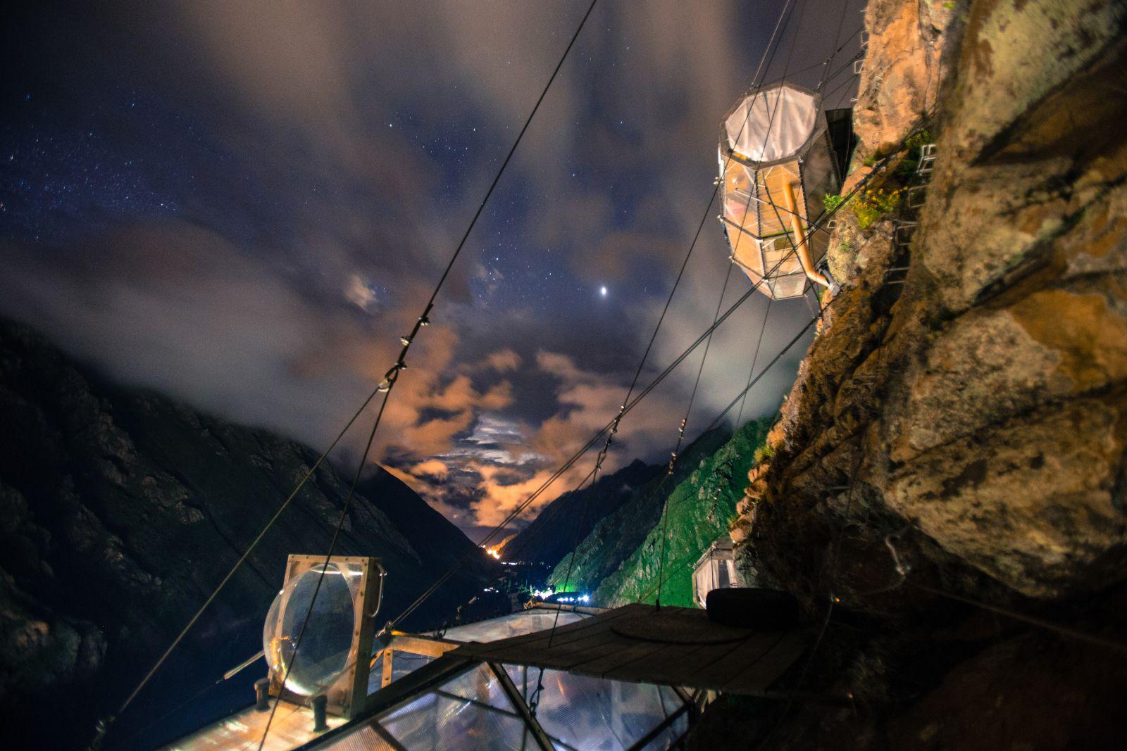 Une nuit au bord d'une falaise.